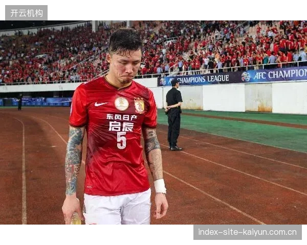 大连英博高开低走，近期状态断崖式下跌，从榜首集团滑落至第三。